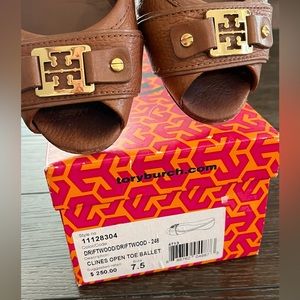 Tory Burch Clines Open Toe Ballet camel color ( Driftwood) used size 7.5